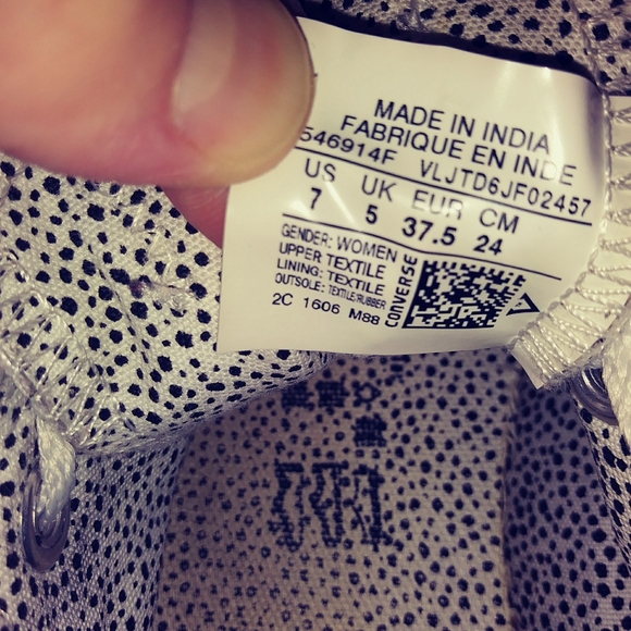 Women's size 7 Converse All Stars low top sneaker. - Picture 3 of 8